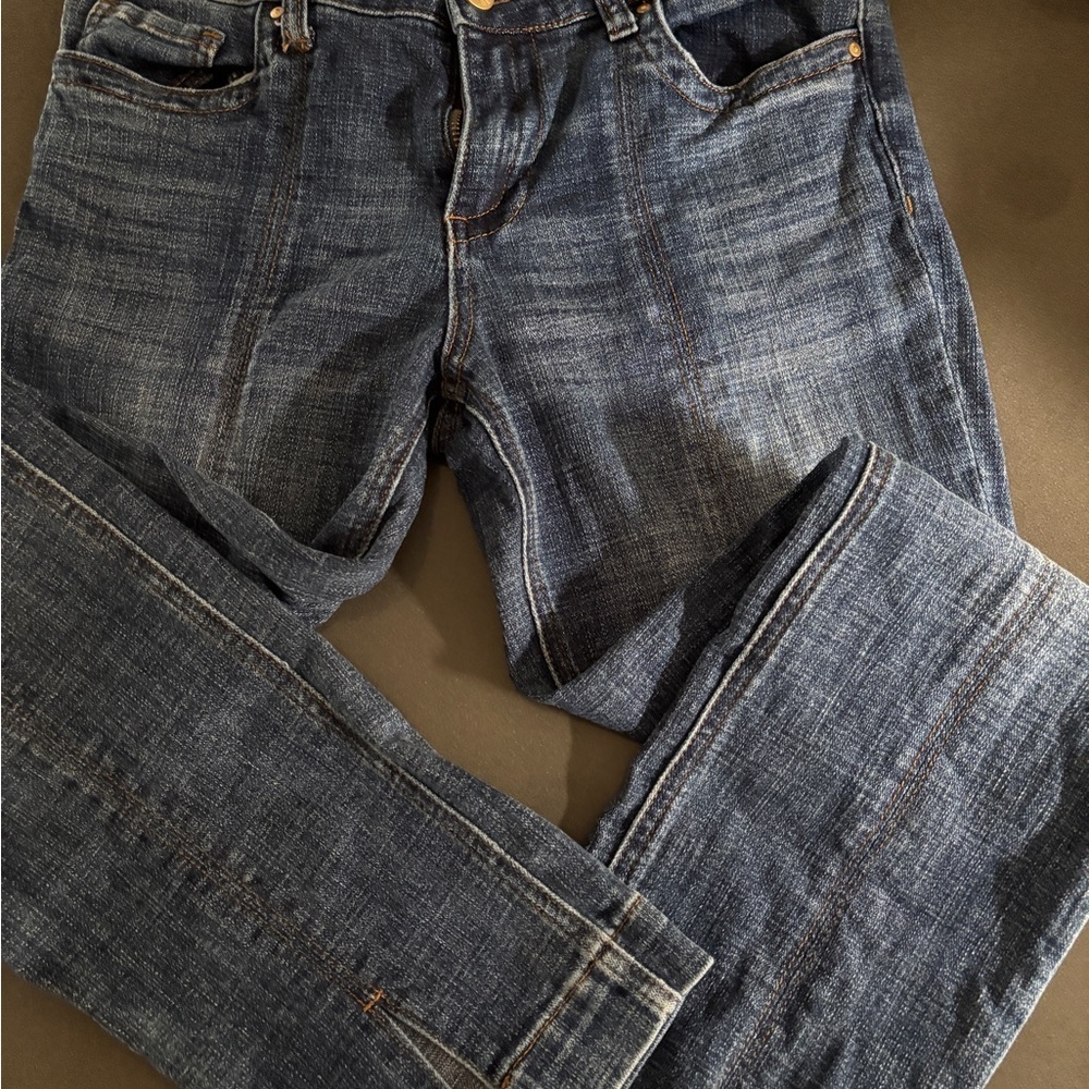 Kut gold label stevie straight with front leg seam details and slit. Size 6